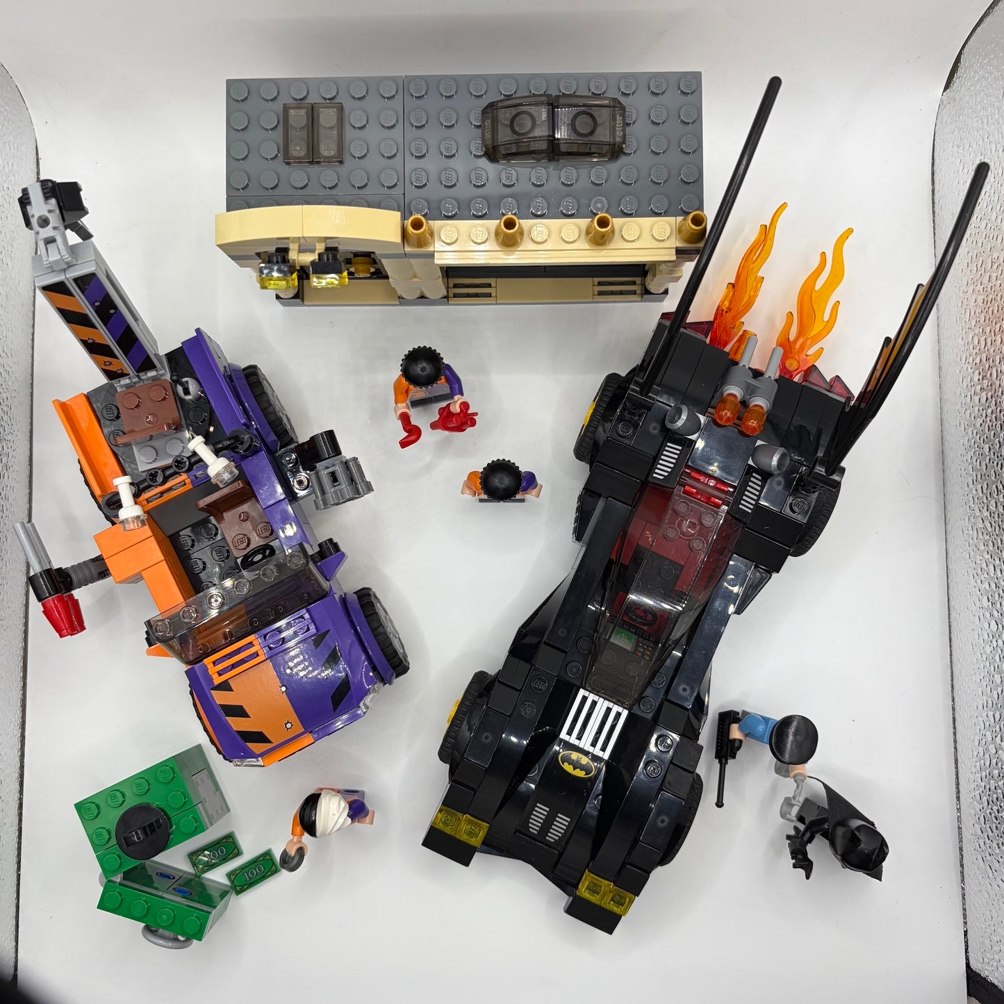 LEGO 6864 DC Universe Super Heroes Batmobile and the Two-Face Chase